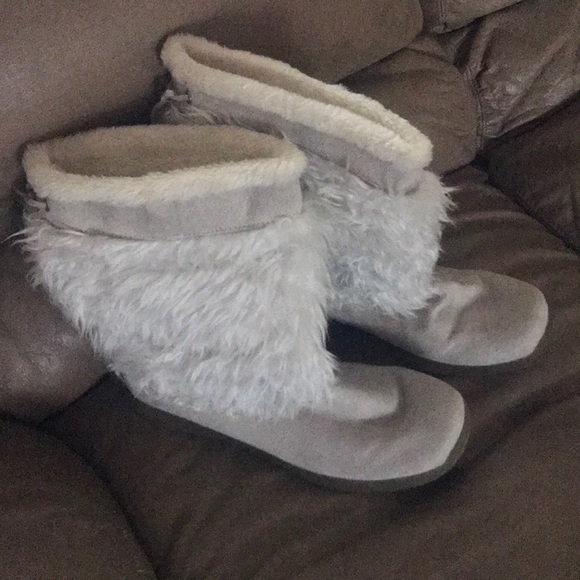 Ladies Fluffy cream boots - Picture 1 of 7